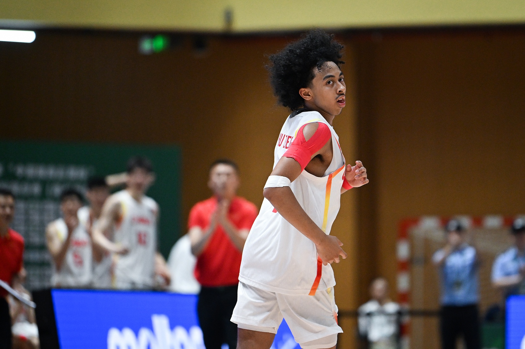 开云官方直播-朱正：小时候我爸嫌我数学题太简单了 后面算错了他用树枝揍我